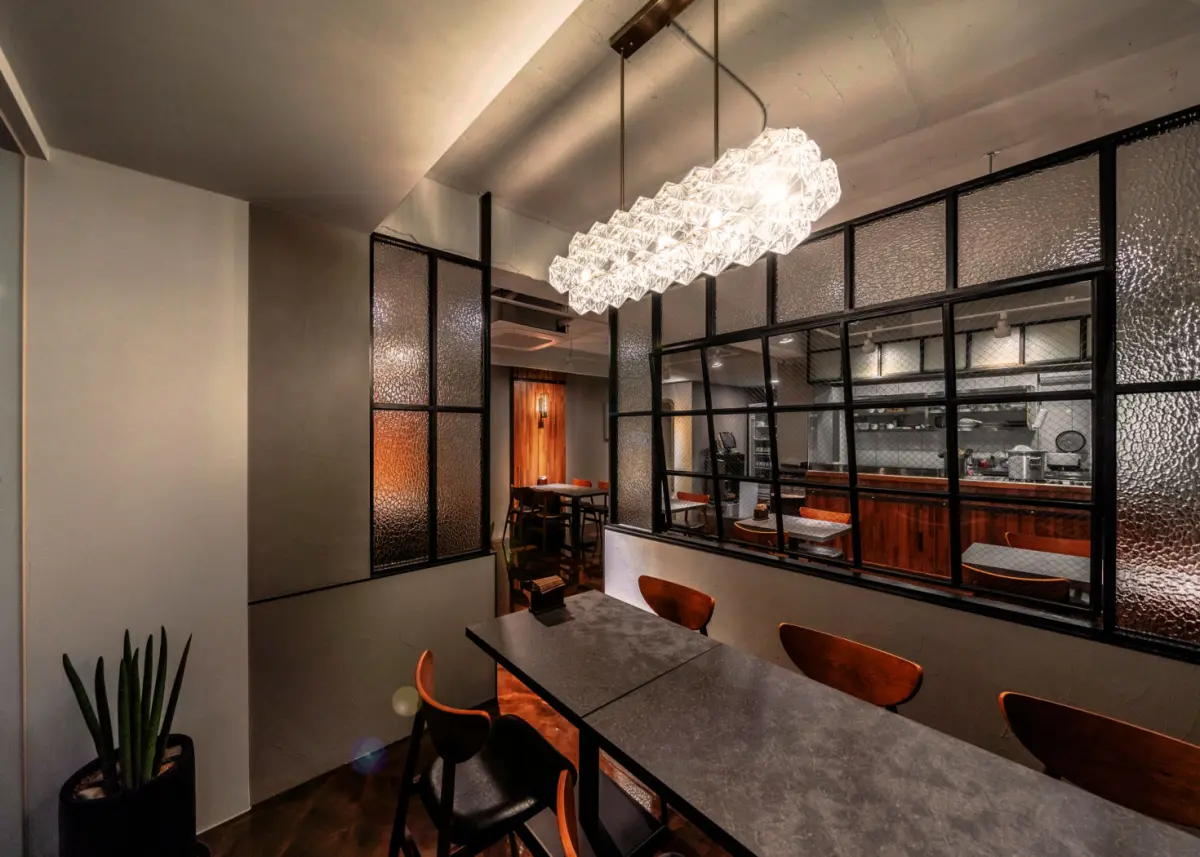 프라이빗한 무드의 모던 감성 요리주점 홀